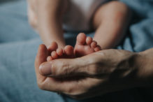 détails pieds bébé pendant shooting photo famille