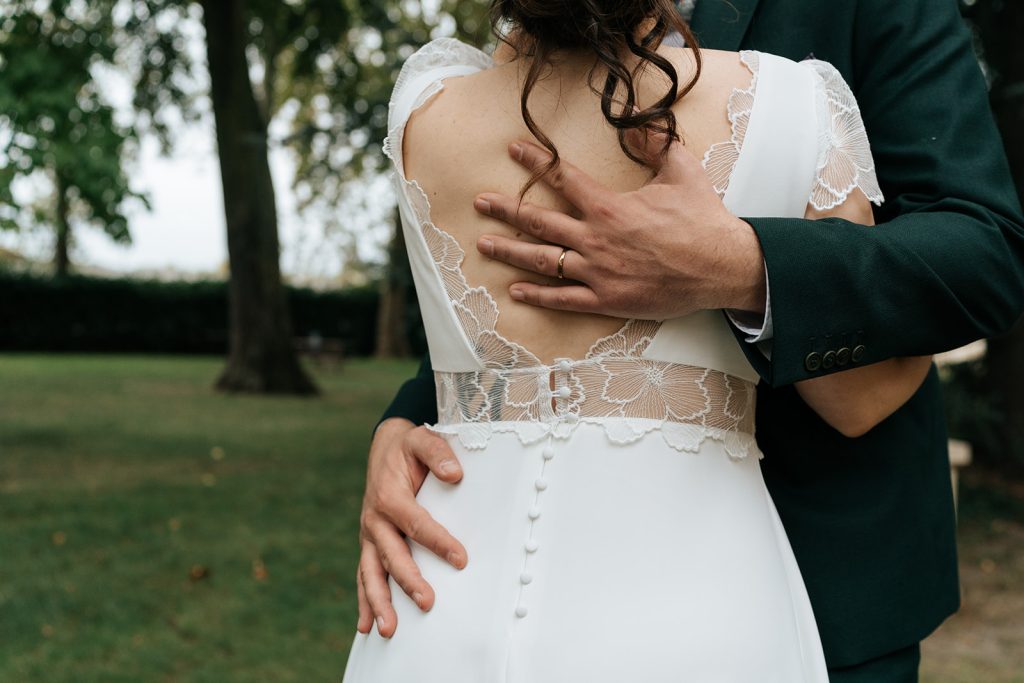 détail des mains des mariés pendant la seance couple à Versailles